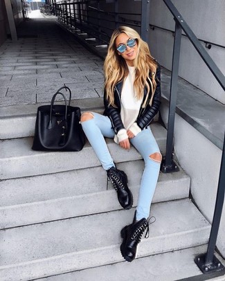 Lässige Outfits Damen 2024: Kombinieren Sie eine schwarze gesteppte Leder Bikerjacke mit hellblauen engen Jeans mit Destroyed-Effekten, um einen stilsicheren Freizeit-Look zu zaubern. Schwarze flache stiefel mit einer schnürung aus leder fügen sich nahtlos in einer Vielzahl von Outfits ein.