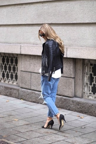 Hellblaue Jeans mit Destroyed-Effekten kombinieren – 439 Damen Outfits: Kombinieren Sie eine schwarze Leder Bikerjacke mit hellblauen Jeans mit Destroyed-Effekten für einen wunderbaren Freizeit-Look. Ergänzen Sie Ihr Look mit schwarzen Wildleder Pumps.