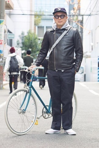 50 Jährige: Bikerjacke kombinieren – 58 Herren Outfits kühl Wetter: Kombinieren Sie eine Bikerjacke mit einer dunkelblauen Chinohose für ein Alltagsoutfit, das Charakter und Persönlichkeit ausstrahlt. Ergänzen Sie Ihr Look mit weißen Segeltuch niedrigen Sneakers.
