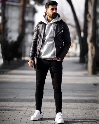 Wie schwarze Jeans mit weißer niedriger Sneakers zu kombinieren – 420 Casual Herren Outfits: Für ein bequemes Couch-Outfit, kombinieren Sie eine schwarze Leder Bikerjacke mit schwarzen Jeans. Weiße niedrige Sneakers sind eine gute Wahl, um dieses Outfit zu vervollständigen.