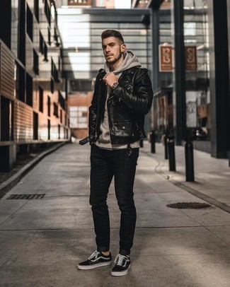 30 Jährige: Bikerjacke kombinieren – 500+ Herren Outfits: Entscheiden Sie sich für eine Bikerjacke und schwarzen Jeans, um mühelos alles zu meistern, was auch immer der Tag bringen mag. Dieses Outfit passt hervorragend zusammen mit schwarzen und weißen Segeltuch niedrigen Sneakers.