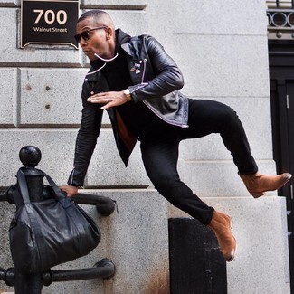 Beige Uhr kombinieren – 500+ Herren Outfits: Für ein bequemes Couch-Outfit, kombinieren Sie eine schwarze verzierte Leder Bikerjacke mit einer beige Uhr. Vervollständigen Sie Ihr Outfit mit braunen Chelsea Boots aus Wildleder, um Ihr Modebewusstsein zu zeigen.