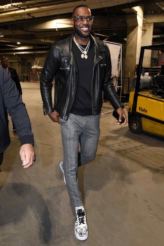 Lebron James trägt schwarze Leder Bikerjacke, schwarzer Pullover mit einem Rundhalsausschnitt, graue vertikal gestreifte Wollanzughose, weiße und schwarze bedruckte Segeltuch niedrige Sneakers