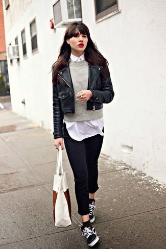 schwarze Leder Bikerjacke, grauer Pullover mit einem Rundhalsausschnitt, weißes Businesshemd, schwarze enge Jeans für Damen