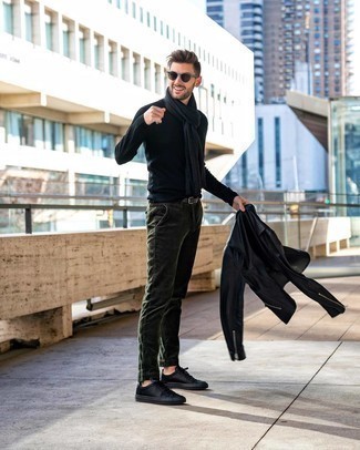 Dunkelgrauen Schal kombinieren – 500+ Herren Outfits: Für ein bequemes Couch-Outfit, vereinigen Sie eine schwarze Leder Bikerjacke mit einem dunkelgrauen Schal. Schwarze Leder niedrige Sneakers bringen Eleganz zu einem ansonsten schlichten Look.