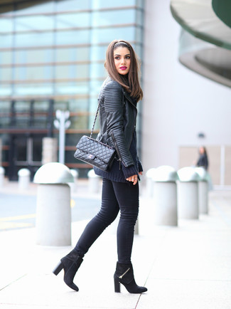 Schwarze Leder Bikerjacke kombinieren – 500+ Damen Outfits: Entscheiden Sie sich für eine schwarze Leder Bikerjacke und schwarzen enge Jeans für eine entspannte Silhouette. Schwarze Wildleder Stiefeletten fügen sich nahtlos in einer Vielzahl von Outfits ein.