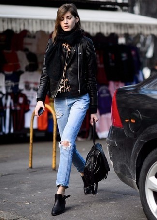 schwarze gesteppte Leder Bikerjacke, beige Pullover mit einem Rundhalsausschnitt mit Leopardenmuster, hellblaue Jeans mit Destroyed-Effekten, schwarze Leder Stiefeletten für Damen