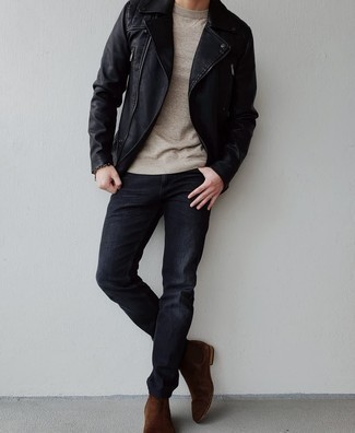 schwarze Leder Bikerjacke, hellbeige Pullover mit einem Rundhalsausschnitt, schwarze Jeans, dunkelbraune Chelsea Boots aus Wildleder für Herren