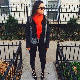 Dunkelroten Schal kombinieren – 176 Damen Outfits: Um ein entspanntes Outfit zu kreieren, entscheiden Sie sich für eine graue Bikerjacke und einen dunkelroten Schal. Vervollständigen Sie Ihr Look mit schwarzen Wildleder Pumps.