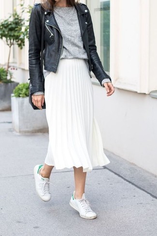 Weißen Midirock mit Falten kombinieren – 27 Damen Outfits: Kombinieren Sie eine schwarze Leder Bikerjacke mit einem weißen Midirock mit Falten, um einen modischen Casual-Look zu zaubern. Fühlen Sie sich ideenreich? Ergänzen Sie Ihr Outfit mit weißen niedrigen Sneakers.