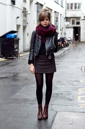 Dunkelroten Schal kombinieren – 176 Damen Outfits: Eine schwarze Leder Bikerjacke und ein dunkelroter Schal kreieren einen ultralässigen City-Look, der aber immer schick bleibt. Putzen Sie Ihr Outfit mit dunkelroten Schnürstiefeletten aus Leder.