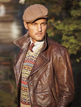 Braune Bikerjacke kombinieren – 203 Herren Outfits: Arbeitsreiche Tage verlangen nach einem einfachen, aber dennoch stylischen Outfit, wie zum Beispiel eine braune Bikerjacke und ein hellbeige Pullover mit einem V-Ausschnitt mit Norwegermuster.