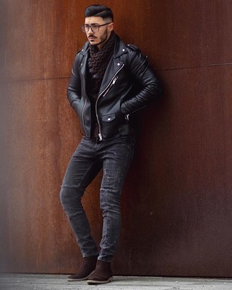 Graue Jeans mit Destroyed-Effekten kombinieren – 500+ Herren Outfits: Eine schwarze Leder Bikerjacke und graue Jeans mit Destroyed-Effekten vermitteln eine sorglose und entspannte Atmosphäre. Dunkelbraune Chelsea Boots aus Wildleder bringen klassische Ästhetik zum Ensemble.