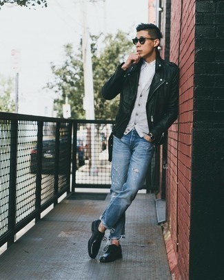 Grauen Pullunder kombinieren – 129 Herren Outfits: Kombinieren Sie einen grauen Pullunder mit blauen Jeans mit Destroyed-Effekten für ein sonntägliches Mittagessen mit Freunden. Fühlen Sie sich ideenreich? Vervollständigen Sie Ihr Outfit mit schwarzen Leder Derby Schuhen.