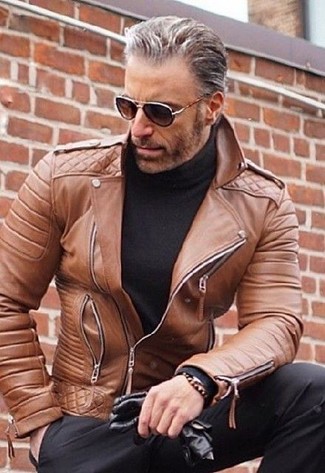 Dunkelbraune Leder Bikerjacke kombinieren – 40 Smart-Casual Herren Outfits kühl Wetter: Kombinieren Sie eine dunkelbraune Leder Bikerjacke mit einer schwarzen Anzughose für einen für die Arbeit geeigneten Look.