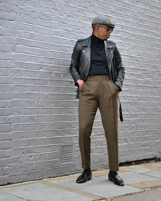 Schwarze Doppelmonks kombinieren – 156 Smart-Casual Herren Outfits: Kombinieren Sie eine schwarze Leder Bikerjacke mit einer braunen Anzughose für einen für die Arbeit geeigneten Look. Fühlen Sie sich mutig? Wählen Sie schwarzen Doppelmonks.