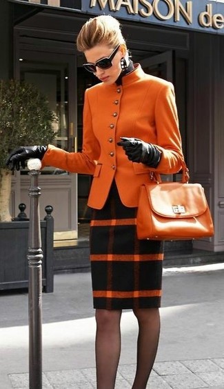 orange Wollbikerjacke, schwarzer Rollkragenpullover, schwarzer Wollbleistiftrock mit Schottenmuster, orange Satchel-Tasche aus Leder für Damen