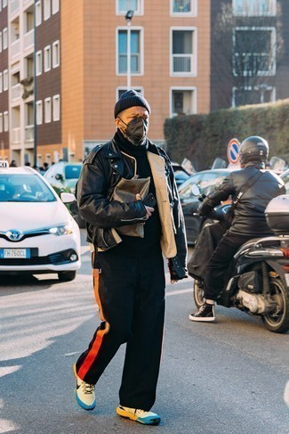 Dunkelgraue Leder Clutch Handtasche kombinieren – 19 Herren Outfits: Kombinieren Sie eine schwarze Leder Bikerjacke mit einer dunkelgrauen Leder Clutch Handtasche für einen entspannten Wochenend-Look. Hellbeige Sportschuhe sind eine einfache Möglichkeit, Ihren Look aufzuwerten.