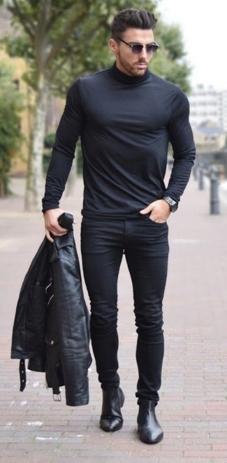 Schwarze Leder Bikerjacke kombinieren – 175 Smart-Casual Herbst Herren Outfits: Eine schwarze Leder Bikerjacke und schwarze enge Jeans sind eine ideale Outfit-Formel für Ihre Sammlung. Fühlen Sie sich mutig? Vervollständigen Sie Ihr Outfit mit schwarzen Chelsea Boots aus Leder. Das Outfit ist im Herbst ideal.