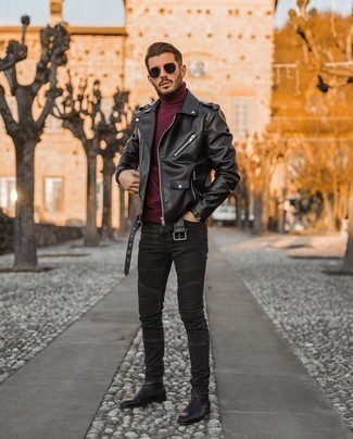 Welche enge Jeans mit dunkelroten Rollkragenpullovers zu tragen – 4 Casual Herbst Herren Outfits: Entscheiden Sie sich für einen dunkelroten Rollkragenpullover und enge Jeans, um einen lockeren, aber dennoch stylischen Look zu erhalten. Vervollständigen Sie Ihr Outfit mit schwarzen Chelsea Boots aus Leder, um Ihr Modebewusstsein zu zeigen. Dieser Look ist ideal für den Herbst geeignet.
