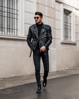 Welche enge Jeans mit schwarzer Bikerjacke zu tragen – 164 Casual Herren Outfits kühl Wetter: Für ein bequemes Couch-Outfit, erwägen Sie das Tragen von einer schwarzen Bikerjacke und engen Jeans. Fühlen Sie sich ideenreich? Entscheiden Sie sich für schwarzen Chelsea Boots aus Leder.