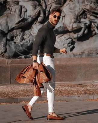 Weiße Jeans kombinieren – 263 Herren Outfits kühl Wetter: Für ein bequemes Couch-Outfit, kombinieren Sie eine braune Leder Bikerjacke mit weißen Jeans. Fühlen Sie sich ideenreich? Entscheiden Sie sich für braunen Leder Slipper.