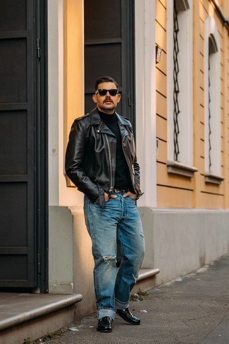 Hellblaue Jeans mit Destroyed-Effekten kombinieren – 500+ Herren Outfits: Für ein bequemes Couch-Outfit, tragen Sie eine schwarze Leder Bikerjacke und hellblauen Jeans mit Destroyed-Effekten. Fühlen Sie sich mutig? Vervollständigen Sie Ihr Outfit mit schwarzen Leder Slippern.