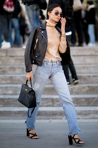 Hellblaue Jeans mit Destroyed-Effekten kombinieren – 439 Damen Outfits: Tragen Sie eine schwarze Leder Bikerjacke zu hellblauen Jeans mit Destroyed-Effekten, um ein interessantes Alltags-Outfit zu erzielen. Ergänzen Sie Ihr Look mit schwarzen Wildleder Sandaletten.