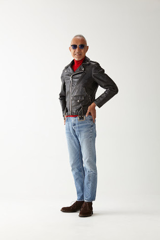 Welche Bikerjacken mit hellblauer Jeans zu tragen – 78 Herren Outfits warm Wetter: Kombinieren Sie eine Bikerjacke mit hellblauen Jeans, um mühelos alles zu meistern, was auch immer der Tag bringen mag. Fühlen Sie sich mutig? Entscheiden Sie sich für dunkelbraunen Chukka-Stiefel aus Wildleder.