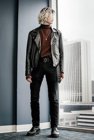 Schwarze Jeans kombinieren – 500+ Casual Herbst Herren Outfits: Kombinieren Sie eine schwarze Leder Bikerjacke mit schwarzen Jeans, um mühelos alles zu meistern, was auch immer der Tag bringen mag. Komplettieren Sie Ihr Outfit mit einer schwarzen Lederfreizeitstiefeln, um Ihr Modebewusstsein zu zeigen. Dieser Look eignet sich sehr gut für den Herbst.