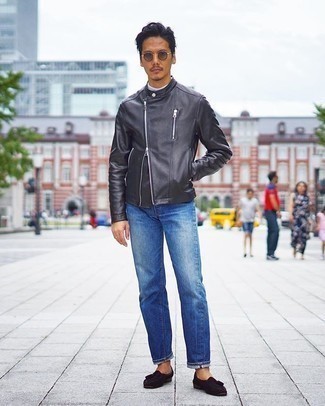 Wie schwarze Leder Bikerjacke mit dunkelblauer Jeans zu kombinieren – 169 Herren Outfits: Erwägen Sie das Tragen von einer schwarzen Leder Bikerjacke und dunkelblauen Jeans für ein Alltagsoutfit, das Charakter und Persönlichkeit ausstrahlt. Fühlen Sie sich ideenreich? Entscheiden Sie sich für dunkelbraunen Wildleder Slipper mit Quasten.