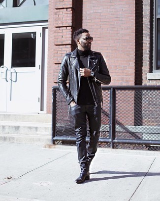 30 Jährige: Schwarze Bikerjacke kombinieren – 161 Smart-Casual Herren Outfits: Kombinieren Sie eine schwarze Bikerjacke mit dunkelgrauen Jeans für ein Alltagsoutfit, das Charakter und Persönlichkeit ausstrahlt. Fühlen Sie sich ideenreich? Komplettieren Sie Ihr Outfit mit schwarzen Chelsea Boots aus Leder.