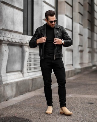 Hellbeige Chelsea Boots aus Wildleder kombinieren – 243 Herren Outfits kühl Wetter: Kombinieren Sie eine schwarze Leder Bikerjacke mit schwarzen Jeans für ein großartiges Wochenend-Outfit. Fühlen Sie sich mutig? Komplettieren Sie Ihr Outfit mit hellbeige Chelsea Boots aus Wildleder.