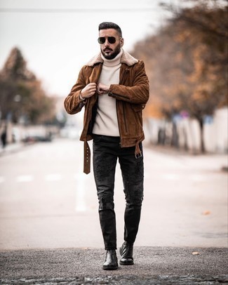 Dunkelgraue Jeans mit Destroyed-Effekten kombinieren – 125 Casual Herbst Herren Outfits: Eine braune Wildleder Bikerjacke und dunkelgraue Jeans mit Destroyed-Effekten sind eine großartige Outfit-Formel für Ihre Sammlung. Putzen Sie Ihr Outfit mit schwarzen Chelsea Boots aus Leder. Ein tolles Herbst-Outfit.