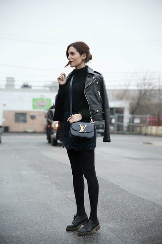 schwarze Leder Bikerjacke, schwarzer Rollkragenpullover, schwarzer Spitze Minirock, schwarze Leder Oxford Schuhe für Damen