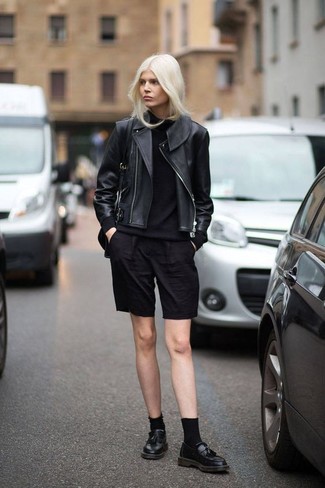 schwarze Leder Bikerjacke, schwarzer Rollkragenpullover, schwarze Shorts, schwarze Leder Slipper mit Quasten für Damen