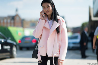 Rosa Bikerjacke kombinieren – 24 Damen Outfits: Entscheiden Sie sich für eine rosa Bikerjacke und schwarzen enge Jeans für einen mühelosen Casual-Look.