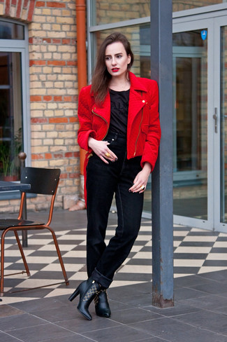 Rote Bikerjacke kombinieren – 53 Damen Outfits: Erwägen Sie das Tragen von einer roten Bikerjacke und einer schwarzen Freizeithose aus Samt für den Stil, der super für die Freizeit geeignet ist. Ergänzen Sie Ihr Look mit schwarzen Leder Stiefeletten.