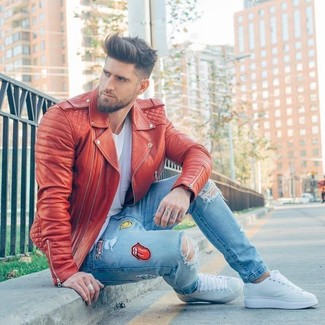 Rote Leder Bikerjacke kombinieren – 20 Herren Outfits: Eine rote Leder Bikerjacke und hellblaue verzierte enge Jeans sind eine perfekte Outfit-Formel für Ihre Sammlung. Schalten Sie Ihren Kleidungsbestienmodus an und machen weißen Leder niedrige Sneakers zu Ihrer Schuhwerkwahl.