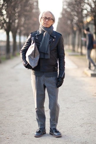 Dunkelgraues Sakko kombinieren – 1200+ Herren Outfits: Machen Sie sich mit einem dunkelgrauen Sakko und einer grauen Wollanzughose einen verfeinerten, eleganten Stil zu Nutze. Dunkelblaue Leder Derby Schuhe sind eine großartige Wahl, um dieses Outfit zu vervollständigen.