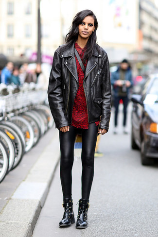 Leggings kombinieren – 310 Damen Outfits kühl Wetter: Eine schwarze Leder Bikerjacke und Leggings sind Casual-Essentials, die die sich gut kombinieren lassen. Schwarze Leder Stiefeletten sind eine großartige Wahl, um dieses Outfit zu vervollständigen.