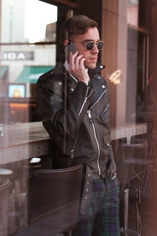 30 Jährige: Dunkelblaue Anzughose kombinieren – 334 Smart-Casual Herren Outfits: Kombinieren Sie eine schwarze Leder Bikerjacke mit einer dunkelblauen Anzughose für einen für die Arbeit geeigneten Look.