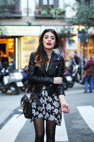 schwarze Leder Bikerjacke, schwarzes und weißes Freizeitkleid mit Blumenmuster, schwarze Leder Umhängetasche, schwarze Strumpfhose für Damen
