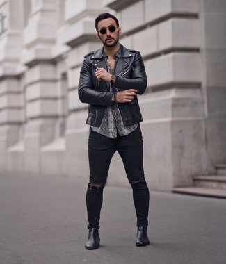 Welche enge Jeans mit grauen Kurzarmhemdes zu tragen – 6 Lässige Herren Outfits: Für ein bequemes Couch-Outfit, vereinigen Sie ein graues Kurzarmhemd mit engen Jeans. Fühlen Sie sich ideenreich? Entscheiden Sie sich für schwarzen Chelsea Boots aus Leder.