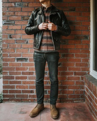 Schwarze Jeans mit Destroyed-Effekten kombinieren – 500+ Herren Outfits: Eine schwarze Leder Bikerjacke und schwarze Jeans mit Destroyed-Effekten vermitteln eine sorglose und entspannte Atmosphäre. Komplettieren Sie Ihr Outfit mit einer braunen Lederfreizeitstiefeln, um Ihr Modebewusstsein zu zeigen.
