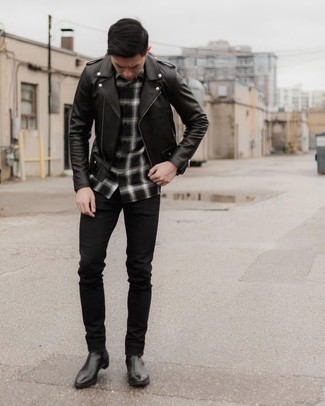Schwarzes Hemd kombinieren – 97 Smart-Casual Herren Outfits kühl Wetter: Vereinigen Sie ein schwarzes Hemd mit schwarzen Jeans für ein sonntägliches Mittagessen mit Freunden. Schalten Sie Ihren Kleidungsbestienmodus an und machen schwarzen Chelsea Boots aus Leder zu Ihrer Schuhwerkwahl.