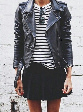 Schwarzen Skaterrock kombinieren – 212 Damen Outfits: Erwägen Sie das Tragen von einer schwarzen Leder Bikerjacke und einem schwarzen Skaterrock für ein großartiges Alltags-Outfit.