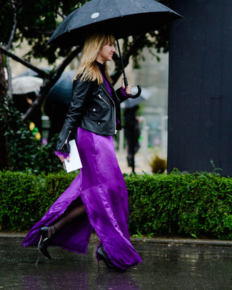 Bikerjacke kombinieren – 1200+ Damen Outfits: Diese Kombination aus einer Bikerjacke und einem violetten Maxikleid schafft die richtige Balance zwischen einem Freizeit-Look und modernem Stil. Schwarze Leder Pumps sind eine perfekte Wahl, um dieses Outfit zu vervollständigen.