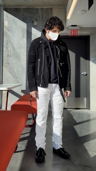 Schwarze niedrige Sneakers kombinieren – 500+ Herren Outfits: Für ein bequemes Couch-Outfit, kombinieren Sie eine schwarze Wildleder Bikerjacke mit weißen Jeans mit Destroyed-Effekten. Entscheiden Sie sich für schwarzen niedrige Sneakers, um Ihr Modebewusstsein zu zeigen.