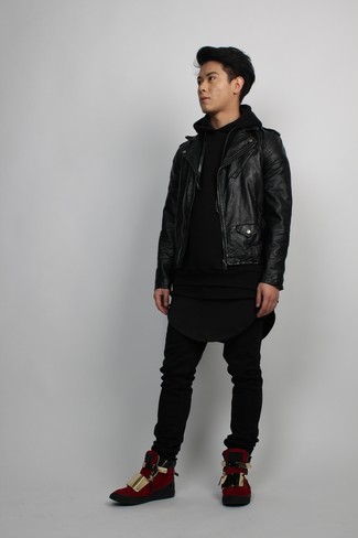 schwarze Leder Bikerjacke, schwarzer Pullover mit einem Kapuze, schwarze enge Jeans, dunkelrote hohe Sneakers aus Wildleder für Herren